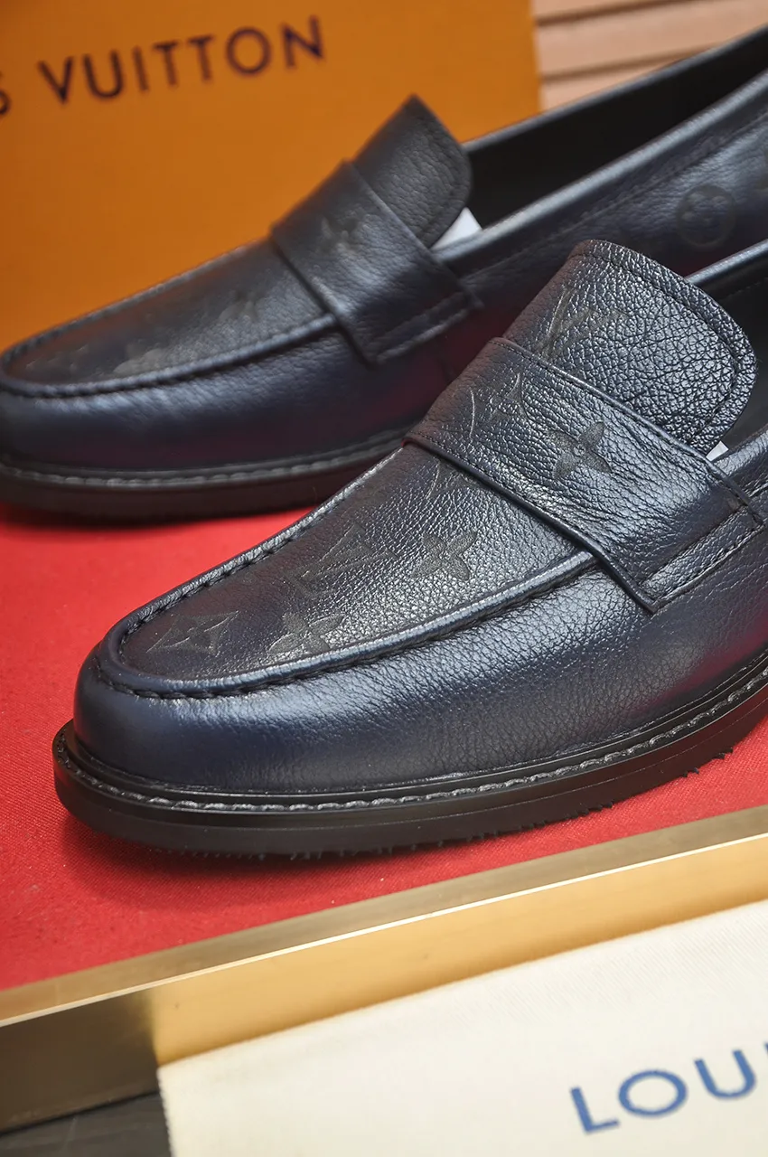 Men's men's shoes 💰460💶 [LV] (all high-end sheep lining) 🍀LV's latest genuine leather business suit shoes are launched simultaneously on the official website. The first-layer cowhide imported from Italy is made of heavy gold, 💥official website 1:1 rubber outsole. Versatile to wear, high-end without losing class, and the color combination is extraordinary. This four-season style is alluring when worn on your feet, showing off your big-name flair. Standard code 38-45 (45 customized)